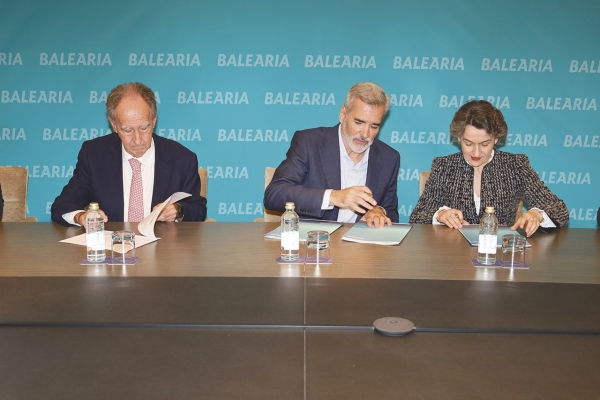 $!Un momento de la firma del acuerdo de colaboración para el desarrollo de un corredor verde marítimo entre Valencia y Palma. Foto R. T.