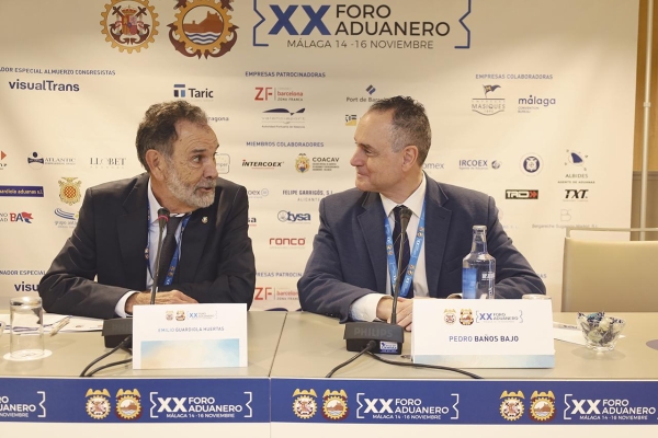 $!Emilio Guardiola, presidente del Colegio Oficial de Agentes y Representantes Aduaneros de Valencia; y Pedro Baños, coronel del Ejército de Tierra (Infantería). Analista, escritor y conferenciante en Geopolítica, Estrategia, Defensa, Seguridad, Terrorismo, Inteligencia y RRII. Foto R. T.