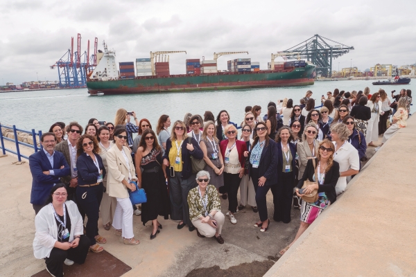 $!Un momento de la visita realizada al Puerto de Valencia.
