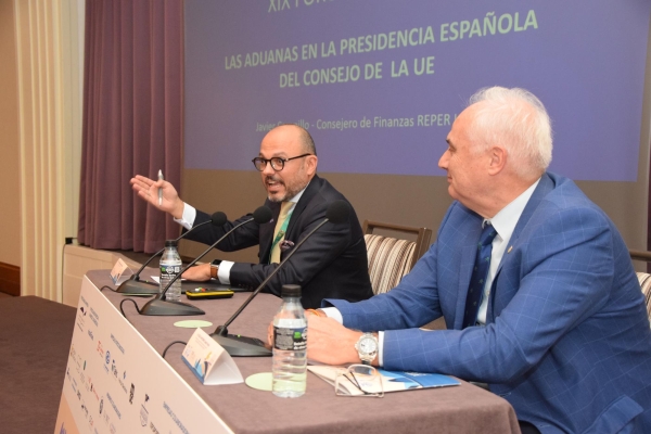 $!Francisco Javier Campillo, consejero de Finanzas REPER en Bruselas; y Félix Antonio López, presidente del Colegio Oficial de Agentes de Aduanas y Representantes Aduaneros de Cantabria. Foto R. T.