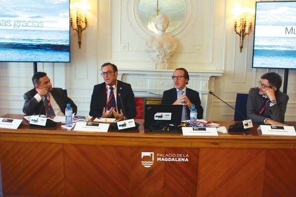 $!Santiago Díaz Fraile, director de la AP de Santander; Alberto Camarero, profesor titular de la Universidad Politécnica de Madrid; Francisco Aranda, presidente de UNO; Álvaro Rodríguez Dapena, subdirector de Estrategia y Desarrollo de Negocio de Puertos del Estado. Foto J.P.
