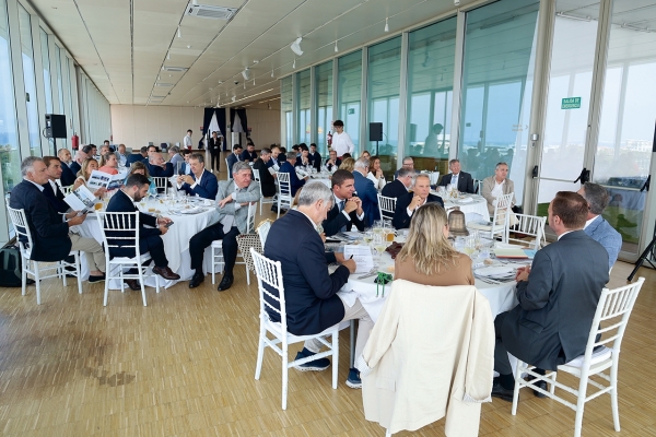 $!Una numerosa representación de socios de Propeller Valencia han acudido a la cita Foto R. T.