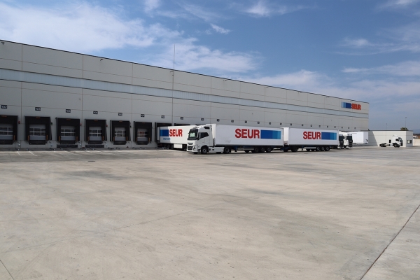 $!Las instalaciones de Seur en Alaquàs tienen capacidad para gestionar 70.000 paquetes diarios. Foto R. T.