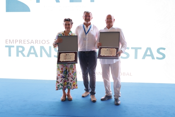 $!Mar Chao, presidenta de la Autoridad Portuaria de Valencia (a la izquierda); y Manuel Ríos, director general de Transporte y Logística de la Generalitat Valenciana (derecha de la imagen), recibieron la Insignia de Oro de San Cristóbal. Foto R. T.