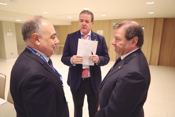 $!Carmelo San Martín, secretario general de la Autoridad Portuaria de Málaga; Manuel Álvarez, presidente del Colegio Oficial de Agentes y Representantes Aduaneros de Málaga; y Antonio LLobet, presidente del Consejo General de Colegios de Agentes y Representantes de Aduanas de España. Foto R. T.