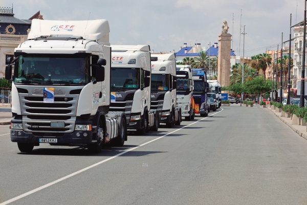 $!Pérez Llorca promete al transporte más recursos para las ITV pero no concreta plazos