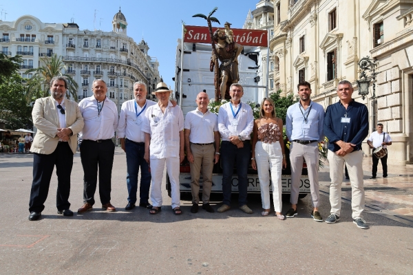 $!La comitiva de San Cristóbal realizó la primera parada de su recorrido en el Ayuntamiento de Valencia, donde fueron recibidos por Jesús Carbonell, concejal de Seguridad y Movilidad; y Mónica Gil, concejala de Fiestas y Tradiciones (quinto y séptima por la izquierda). Foto R. T.