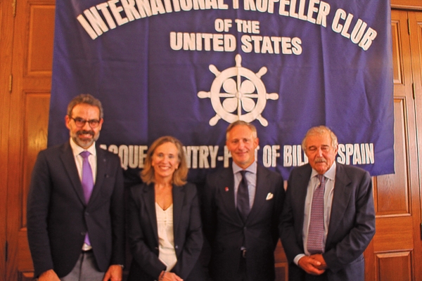 $!Desde la izquierda: Carlos García Buendía, subdelegado del Gobierno en Bizkaia: Izaskun Goñi, presidenta de la Autoridad Portuaria de Pasaia; Iván Jiménez, presidente de la Autoridad Portuaria de Bilbao; José Luis Grijalvo, presidente del Propeller Club del País Vasco-Port of Bilbao. Foto J.P.