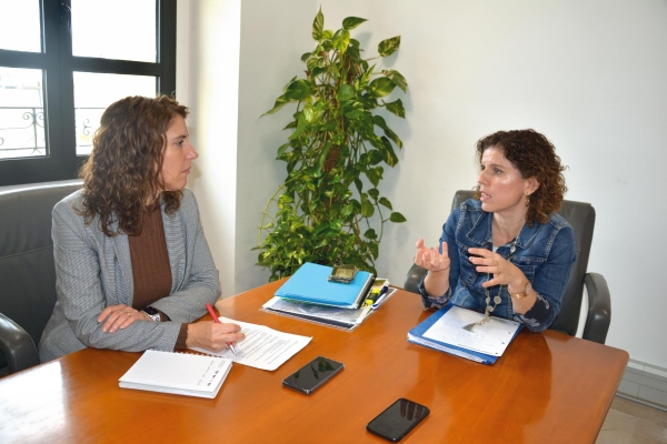 $!Carmen García, jefa de Gestión del Territorio de la APV, conversa con Loli Dolz, directora de Diario del Puerto Publicaciones, durante la entrevista. Foto F.V.