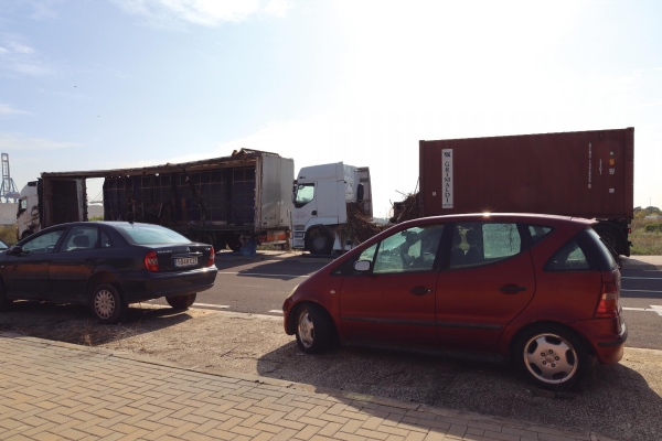 $!La ZAL acoge de manera provisional el depósito de los coches y camiones siniestrados por la DANA. Una de las tareas más importantes que se está llevando a cabo estos días es la de retirar los coches y camiones siniestrados de las zonas más afectadas por la DANA. De hecho, una de las grandes preocupaciones de las compañías aseguradoras era la de contar con amplios espacios para poder depositar esos vehículos. Por el momento, se están utilizando de manera temporal los viales de la ZAL Puerto de Valencia (en las dos imágenes superiores) y los terrenos de la sede de Valencia Sud de Ferrocarrils de la Generalitat Valenciana para depositar esos vehículos.