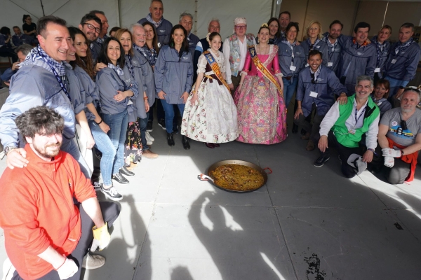 $!Miembros de los Jurados junto a representantes de la comisión fallera invitada.