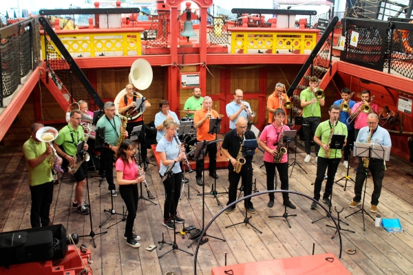 $!Hubo música en directo para amenizar la velada a bordo de la fragata “L’Hermione”. Foto J.P.