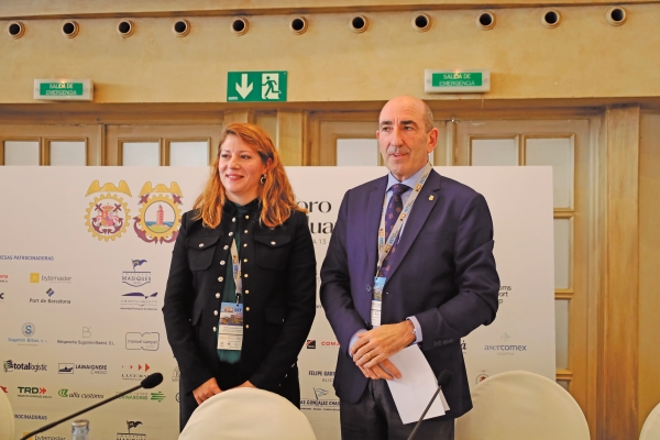 $!Marta Alzás de la Fuente, subdirectora general de Inspección, Certificación y Asistencia Técnica del Comercio Exterior, y Martín Visiers Lecanda. Presidente del Colegio Oficial de Agentes de Aduanas y Representantes Aduaneros de Irún.