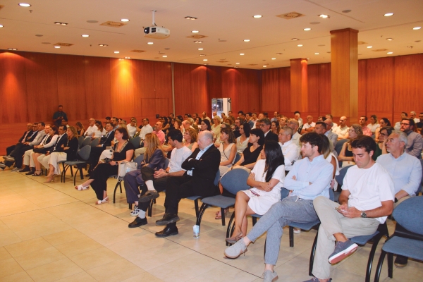 $!Unas ochenta personas llenaron la sala donde se realizó el acto de celebración del tercer aniversario de la fundación.
