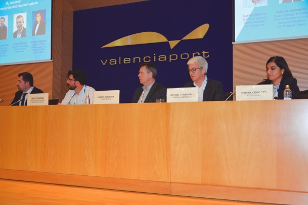$!Cosimo Cervicato (Grupo Grimaldi); Carlos Merino (Centro Nacional del HIdrógeno); Lucien Robroek (Hyster-Yale); Héctor Carbonell (Carburos Metálicos) y Viviana Cigolotti (Atena) debatieron sobre el futuro del hidrógeno. Foto J.C.P.