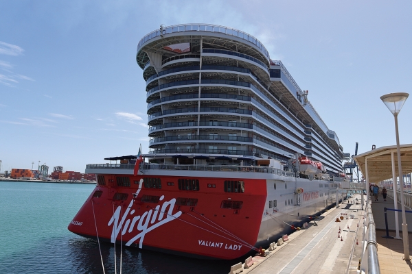 $!El “Valiant Lady”, durante su escala hoy en el Puerto de Valencia. Foto R. T.