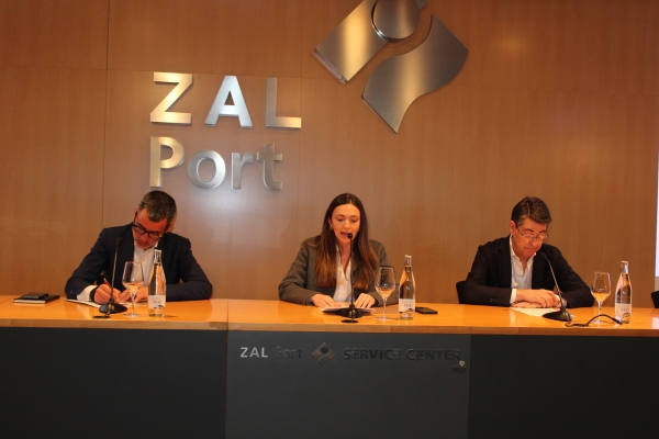 $!Francesc Ribera, gerente del Clúster de l’Energia Eficient de Catalunya; Íngrid Boqué, directora de Relaciones Institucionales de Port de Barcelona; y Joaquim Salvat, presidente del Clúster Catalonia Logistics. Foto M.V.