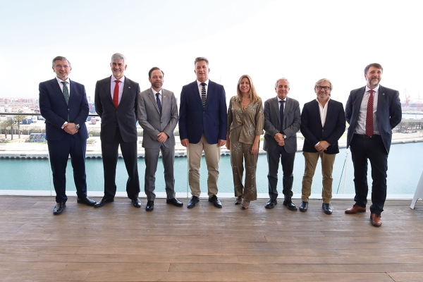 $!Alfredo Soler y Vicente Martínez Mus (tercero y cuarto por la izquierda), junto a representantes de Propeller Valencia y la Conselleria de Medio Ambiente, Infraestructuras y Territorio. Foto R. T.
