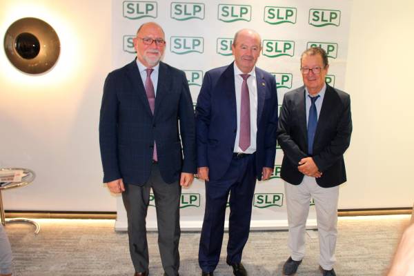 $!Desde la izquierda: Joaquín Ramón Lestau, CEO de Noatum Terminals y consejero de SLP; Ricardo Barkala, presidente de la AP de Bilbao; Carlos Lobato, accionista y consejero de SLP. Foto J.P.