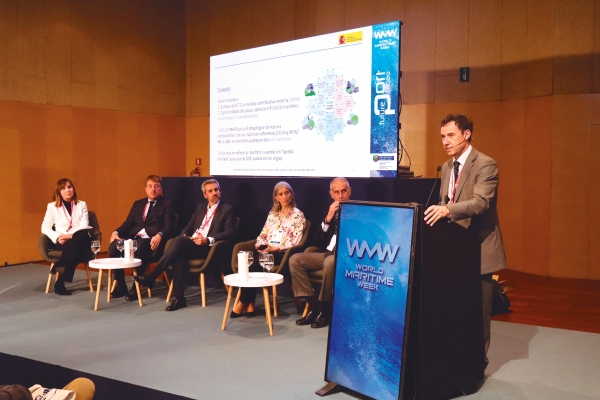 $!Encuentro Sostenibilidad y Descarbonización en el congreso FuturePort. Desde la izquierda: Natividad Rodríguez, directora general de UniportBilbao; Roberto Castilla, Roberto Castilla, director gerente de Brittany Ferries; Jorge Roca, director de Desarrollo de Negocio y Director de Ofertas de Vinci Energies; Maruxa Heras, responsable de Transporte Marítimo de Global Factor; Federico Navarro, coordinador de sostenibilidad medioambiental de la Dirección General de Marina Mercante (DGMM); Miguel Juan Núñez, de la DGMM. Foto J.P.