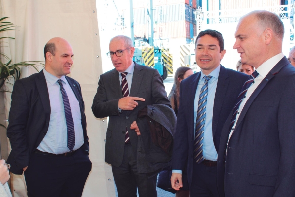 $!Miguel Jiménez, director de Diario del Puerto; José Alberto Carbonell, presidente de Port de Barcelona; Julián Fernández, director general de APM Terminals Spanish Gateways; e Igor Van der Essen, director regional de APM Teriminals en Europa y África. Foto M.V.