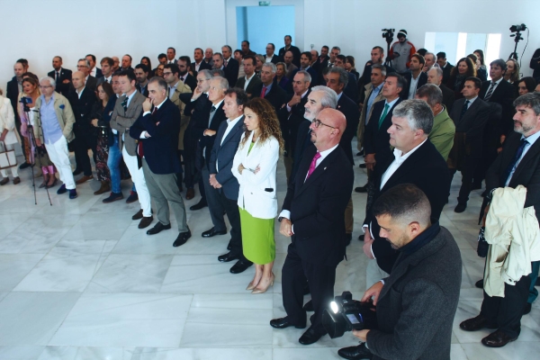 $!La comunidad portuaria de Santander ha arropado a César Díaz en su toma de posesión. Foto J.P.