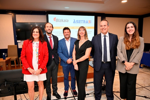 $!Desde la izquierda: Sonia García, presidenta de ASETRABI; José Ignacio Hormaeche, director gerente del Clúster de Energía; Miguel Palacios, director de Desarrollo de Petronor Innovación; Mónica Díaz, responsable de Proyectos de Movilidad del Ente Vasco de Energía (EVE); Jon Larrea, director general de Innovación y Gestión Viaria Departamento de Infraestructuras y Desarrollo Territorial Diputación Foral de Bizkaia; y Ana Fernández, del Área de Movilidad Urbana de Iberdrola.