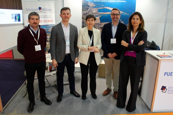 $!El stand de UniportBilbao recibió a representantes de AECOC que participaron en el programa de confrerencias. Foto J..P.