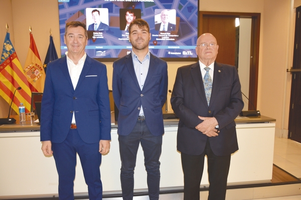 $!Pablo Boix, presidente de CEL Levante; Alex Herrero, Key Account Manager de Meridiana y representante oficial de SITL en Iberia y Manuel Ríos, director general de Transportes y Logística de la Generalitat Valenciana, inauguraron la jornada. Foto J.C.P.