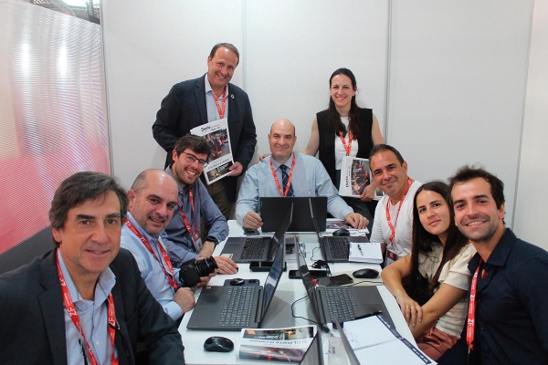 $!Diario del Puerto y Consorci de la Zona Franca de Barcelona. El potente equipo de Redacción de Diario del Puerto desplazado hasta Barcelona con motivo de la celebración del Salón Internacional de la Logística ha recibido la visita durante estos días de profesionales pertenecientes a Departamentos de Comunicación de instituciones públicas y empresas. Como muestra, en la imagen superior, los periodistas de Diario del Puerto con Lluis López y Alba Tejera (de pie, al fondo) del Departamento de Comunicación Corporativa del Consorci de la Zona Franca de Barcelona.