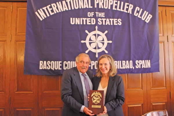 $!José Luis Grijalvo, presidente del Propeller Club del País Vasco-Port of Bilbao, hizo entrega a Izaskun Goñi de la correspondiente metopa. Foto J.P.