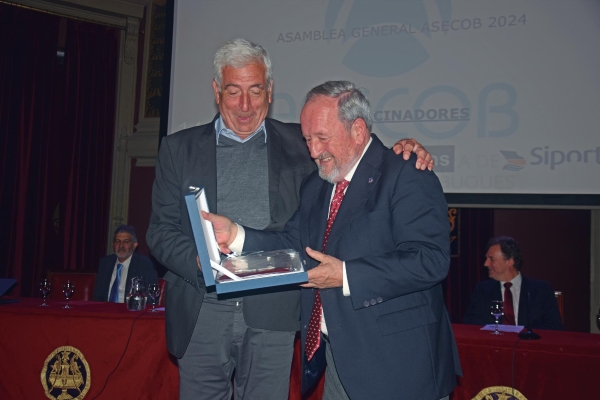 $!Javier Expósito, ex director generla de ANESCO (izquierda), recibe el reconocimiento como socio honorario de manos de Julio Carrasco, presidente de ASECOb. Foto M.J.