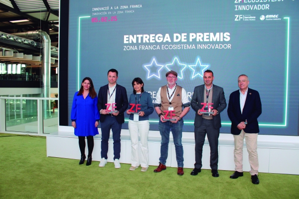 $!Blanca Sorigué, directora general del CZFB y Pere Navarro, delegado especial del Estado del CZFB, con los responsables de empresa premiados en la entrega de Premios ZF Ecosistema Innovador. Foto C.C.