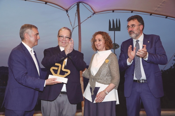 $!En la foto de la izquierda, Jaime Oliver Montero recibiendo el galardón en reconocimiento póstumo a la labor de su padre, Jaime Oliver Aymerich, dentro de la Asociación de Consignatarios. En la foto del centro, Daniel Valero recibiendo el reconocimiento para Amarres de Barcelona. En la imagen de la derecha, momento del reconocimiento a Jordi Trius. Fotos J.J.M