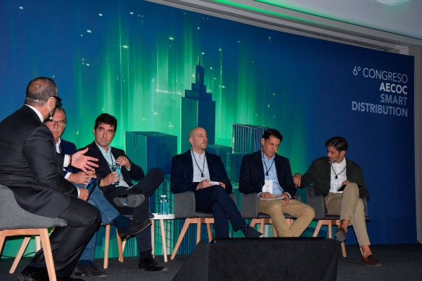 $!De izquierda a derecha: José Carlos Espeso (moderador de AECOC), Aitor Arteaga (Coca Cola), Javier Escribano (Cofares), Adrià García (Supermercados Condis), Diego Aparicio (IKEA España), y Paco Fernández (MANGO). Foto M.C.