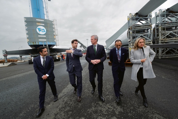 $!El presidente de la Xunta, Alfonso Rueda (centro), con Santiago Pérez-Torres, general manager de Grupo Pérez-Torres (segundo izquierda), y Francisco Barea, presidente de la Autoridad Portuaria de Ferrol-San Cibrao (segundo derecha).