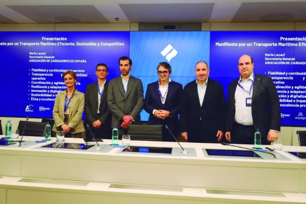 $!Nuria Lacaci (ACE), Juan Pozo (Cotraport), Martín Fernández (FETEIA-OLTRA), Guillermo Belcastro (Hutchison Ports BEST), Carles Mayol (Port de Barcelona) y Miguel Jiménez (Diario del Puerto). Foto: J. M.