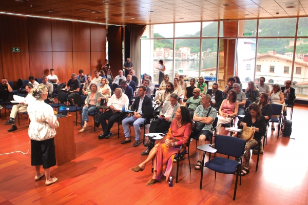 $!La comunidad portuaria de Pasaia ha respondido a la convocatoria de la Autoridad Portuaria. Foto J.P.