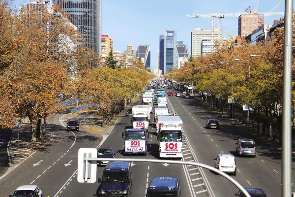 $!El 15 de diciembre de 2021 los transportistas realizaron una marcha lenta delante de la sede del MITMA.