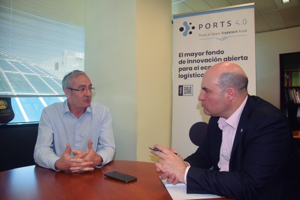 $!José Llorca, responsable de Innovación del Organismo Público Puertos del Estado y del Fondo Puertos 4.0, junto al director de Diario del Puerto, Miguel Jiménez.