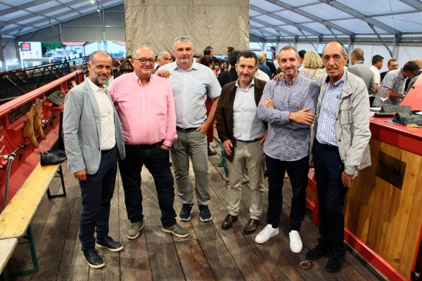 $!Puerto de Baiona y Junta Directiva del CLIPER. Desde la izquierda: Pascal Marty, director del Puerto de Baiona; Stephane Hubert, presidente del CLIPER; Oliver Fayola, director comercial del Puerto de Baiona; Mikel Echegaray, del CLIPER; Frederic Lux, vicepresidente del CLIPER; Joxan Madinabeitia, responsable comercial del Puerto de Baiona. Foto J.P.