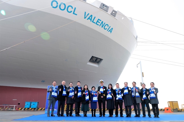 $!Momento de la ceremonia del bautismo del nuevo megabuque ecológico de OOCL.