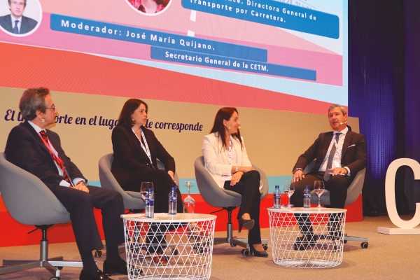 $!Mesa redonda sobre el futuro de la política de transportes. Foto M.J.