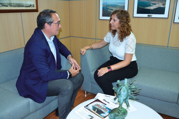 $!Rubén Ibáñez, presidente de PortCastelló, dialoga con Loli Dolz, jefa de Redacción Comunitat Valenciana de Diario del Puerto, en la sede de la institución portuaria. Foto F.V.