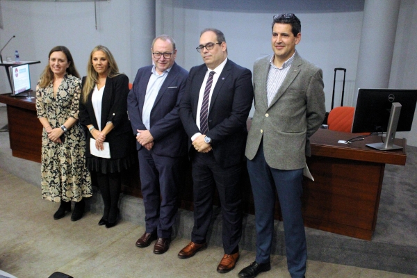 $!Izq. a dcha.: María Calvo, presidenta de la Federación Asturiana de Empresarios (FADE); Ainhoa Puebla, directora de Subvenciones y proyectos de la AP de Gijón; Santiago Rodríguez Vega, presidente de la AP de Avilés; José Antonio Sebastián, comisionado del Gobierno para el Corredor Atlántico; Fernando Pérez, presidente de CYLOG. Foto J.P.