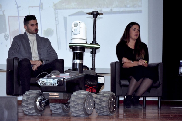 $!Ángel López y Elena Martínez, ingenieros de Actisa, han presentado Cybercop. Foto: J.C.P.