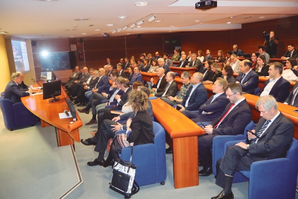 $!Iván Jiménez ha destacado el valor del equipo humano de la Autoridad Portuaria de Bilbao y el compromiso de la comunidad portuaria. Foto J.P.
