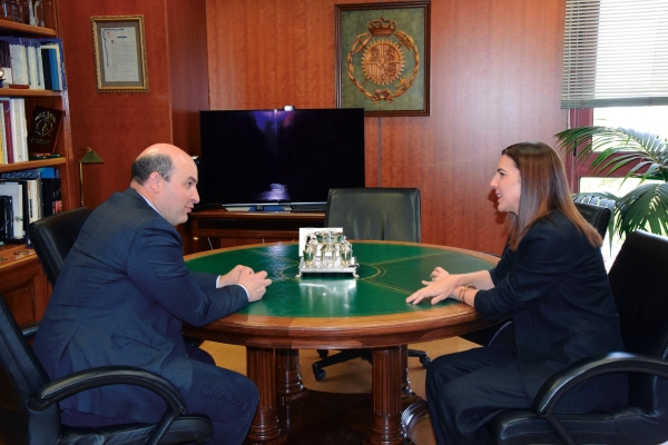 $!Nerea Rodríguez conversa con Miguel Jiménez, director de Diario del Puerto. Foto M.C.