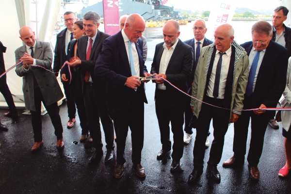 $!Alain Rousset, presidente del Consejo Regional de Nueva Aquitania (centro) ha protagonizado el corte de la cinta inaugural. Foto J.P.