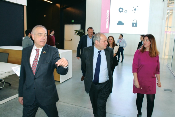 $!Pere Navarro, delegado especial del Estado en el Consorci de la Zona Franca de Barcelona; Jordi Hereu, ministro de Industria y Turismo; y Blanca Sorigué, directora general del Consorci de la Zona Franca, ayer durante la visita. Foto M.V.